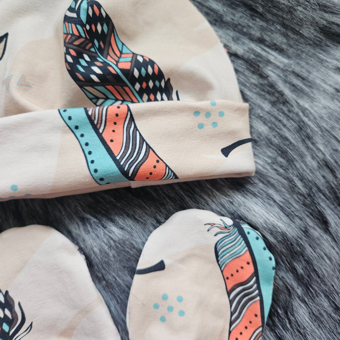 Ensemble tuque et mitaine pour bébé modèle plumes