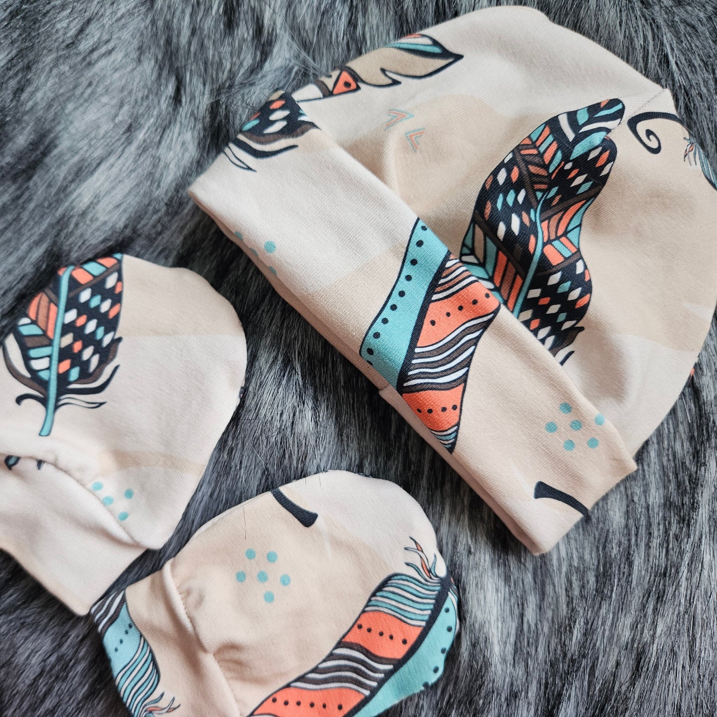 Ensemble tuque et mitaine pour bébé modèle plumes