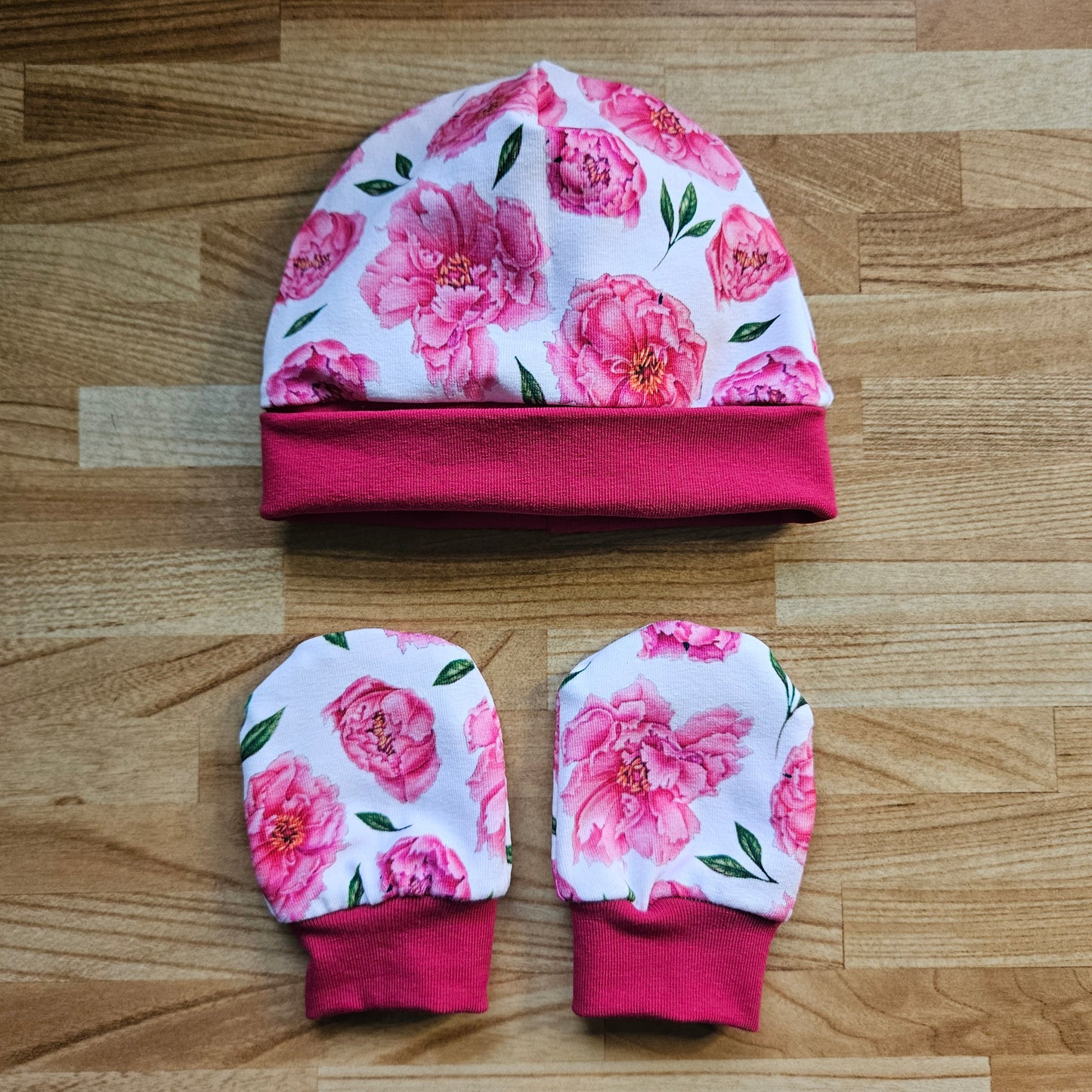 Bonnet et mitaines pour bébé modèle pivoines rose