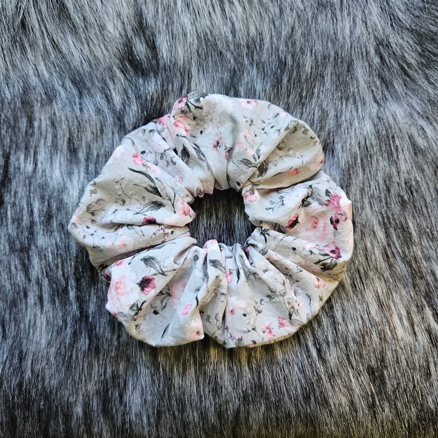 Chouchou p'tit fleurit, fond gris pâle