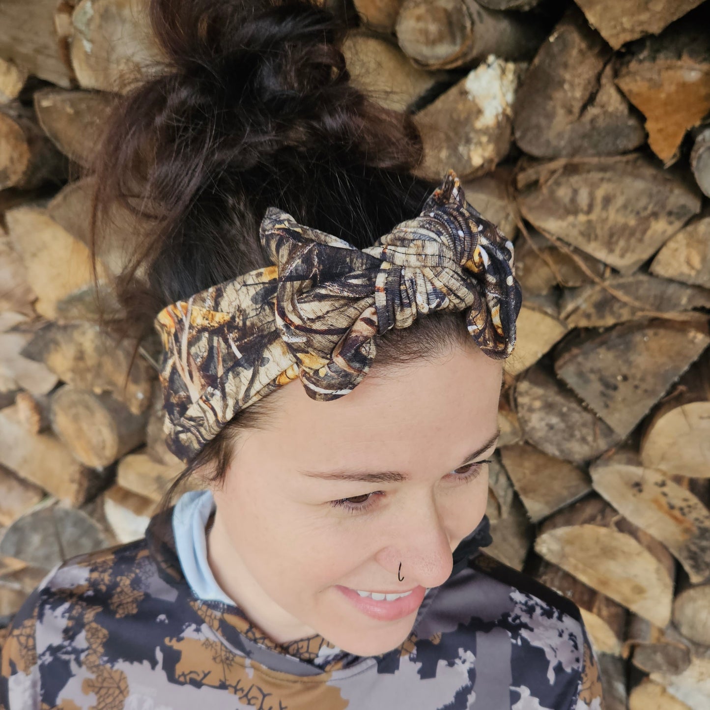 Bandeau transformable CAMO, Bandeau à noeud amovible de couleur camouflage, motifs de feuillage et cornes de chevreuil