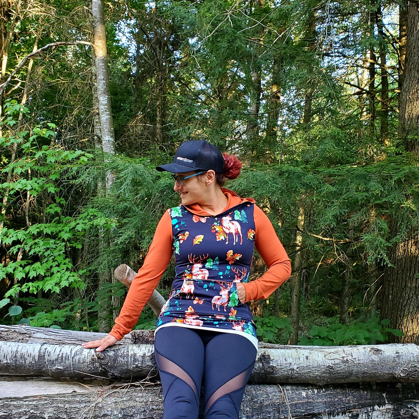 Hoodie CHEVREUIL, sweat à capuchon et a motif de chevreuils, motif exclusif à La Fée Douceur