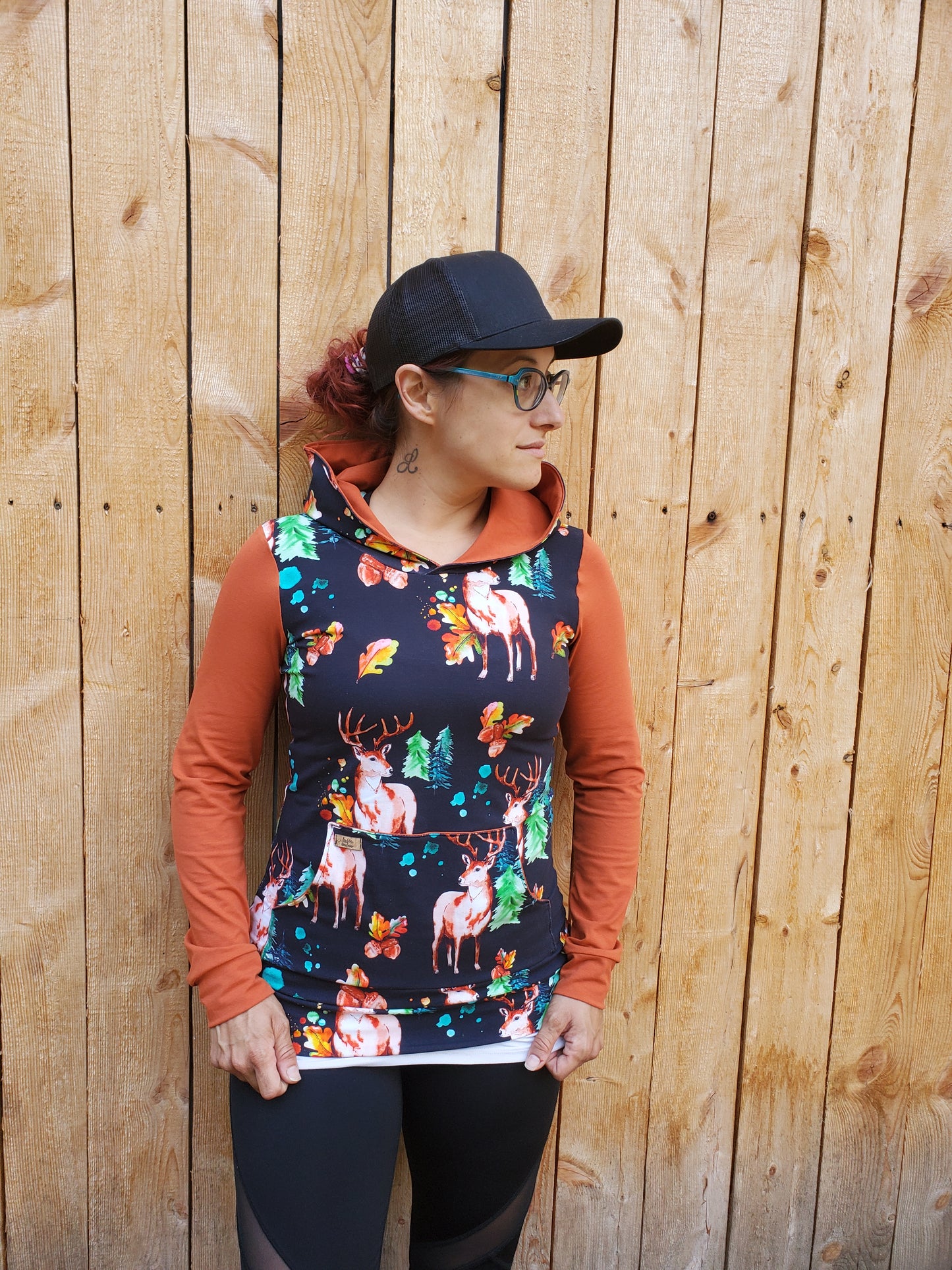 Hoodie CHEVREUIL, sweat à capuchon et a motif de chevreuils, motif exclusif à La Fée Douceur