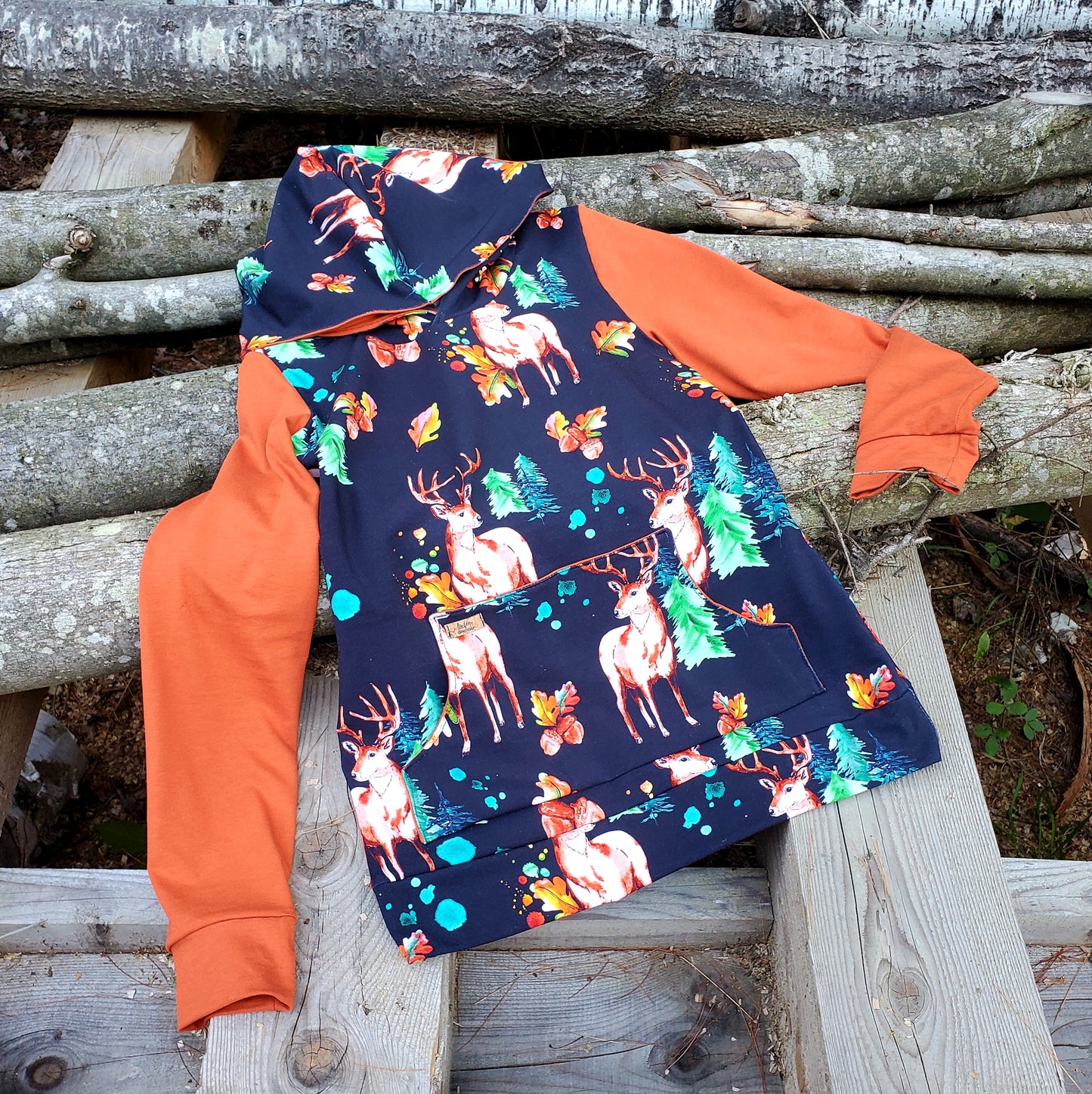 Hoodie CHEVREUIL, sweat à capuchon et a motif de chevreuils, motif exclusif à La Fée Douceur