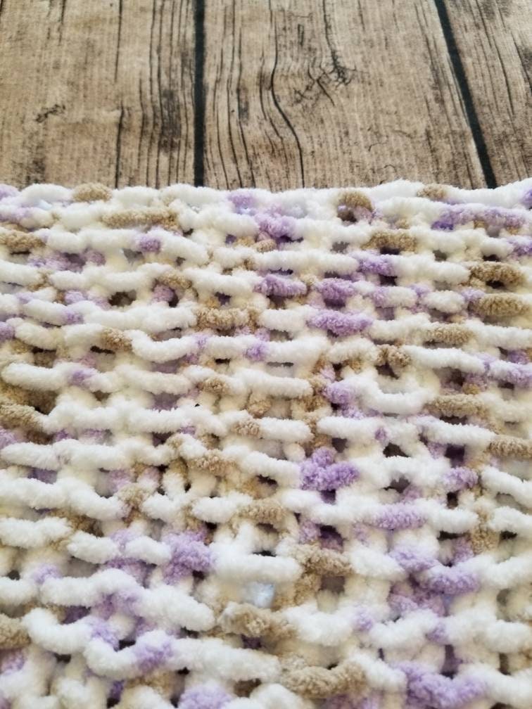 Doudouce", doudou, jeté pour bébé, couverture, baby blanket, tricot bébé, blanc, mauve, sable, polyester 100%, baby shower, birth gift