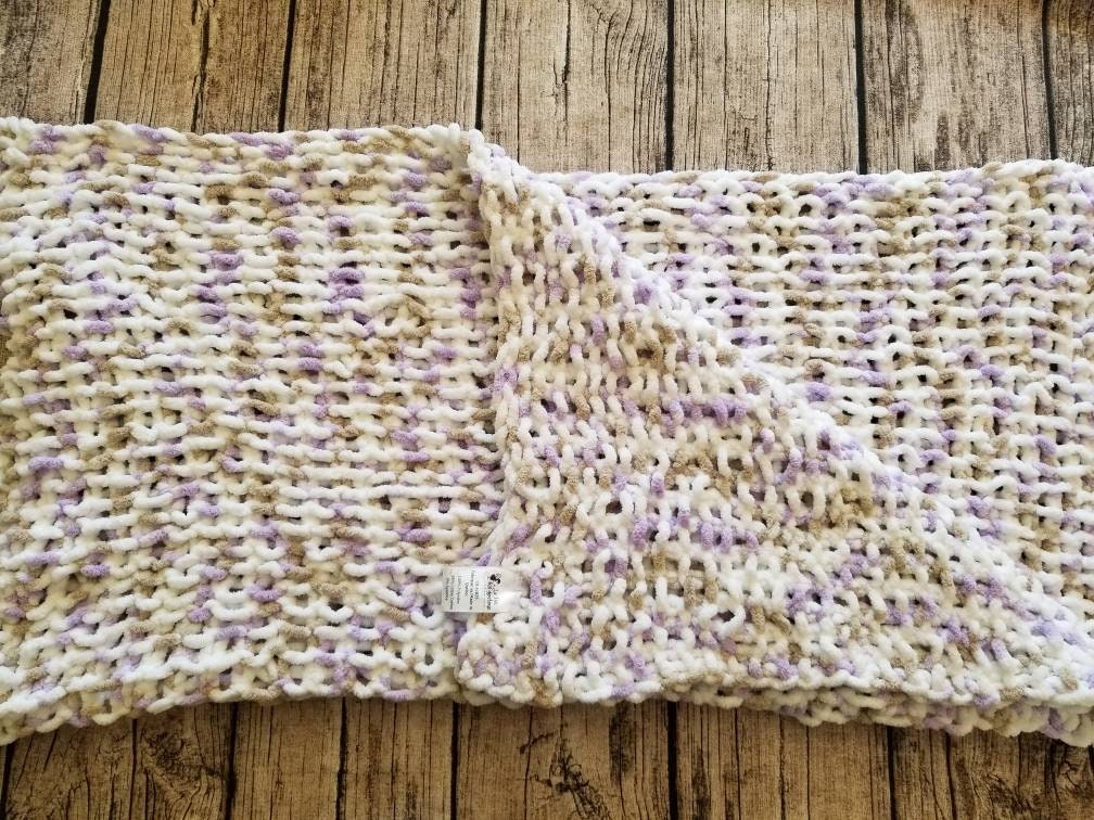 Doudouce", doudou, jeté pour bébé, couverture, baby blanket, tricot bébé, blanc, mauve, sable, polyester 100%, baby shower, birth gift