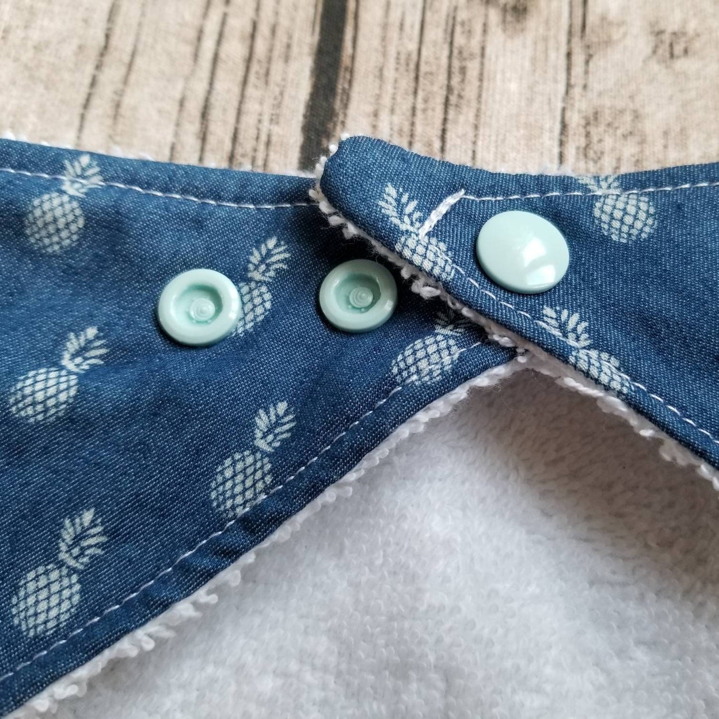 BAVOIR pour bébé, modèle ananas, ajustable en 3 snap, 100% coton, simili jeans bleu, lavable, endos en ratine blanche, 0-6 mois ou 6-12 mois