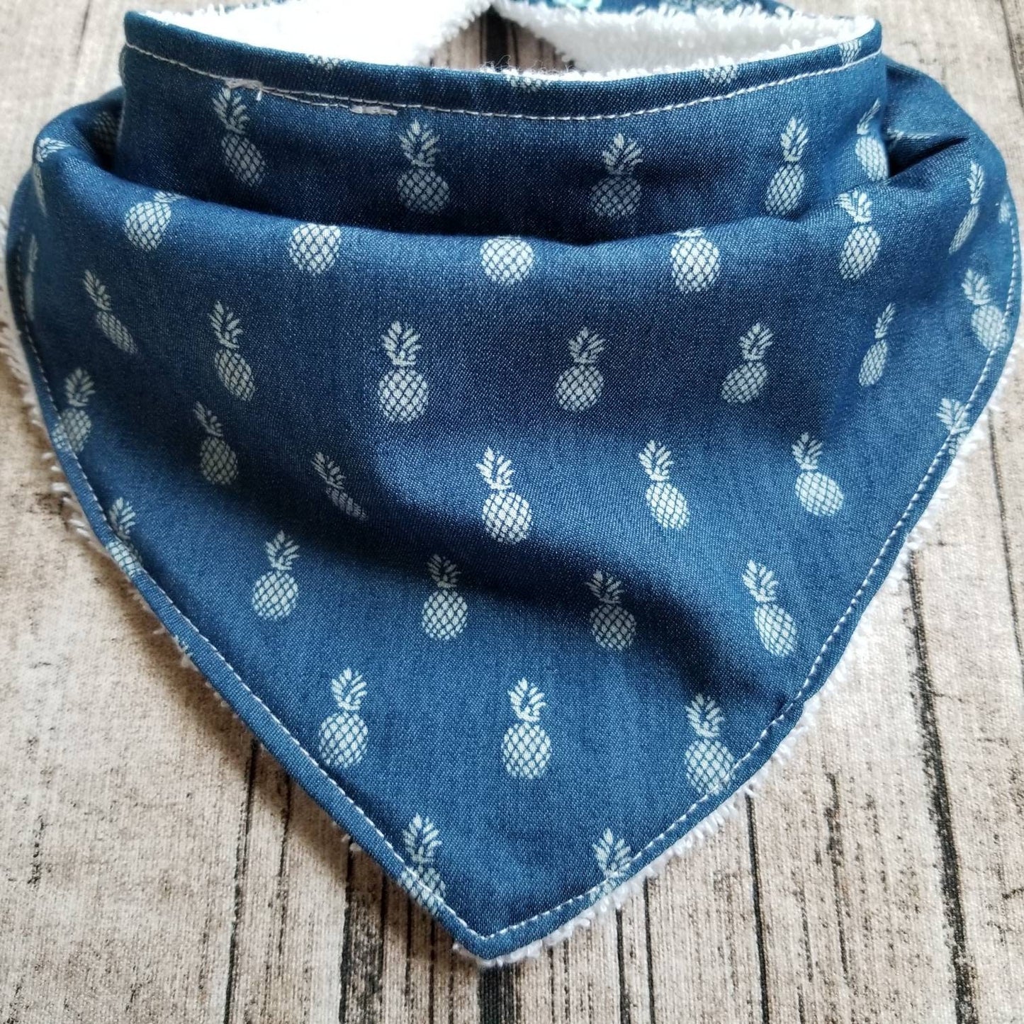 BAVOIR pour bébé, modèle ananas, ajustable en 3 snap, 100% coton, simili jeans bleu, lavable, endos en ratine blanche, 0-6 mois ou 6-12 mois