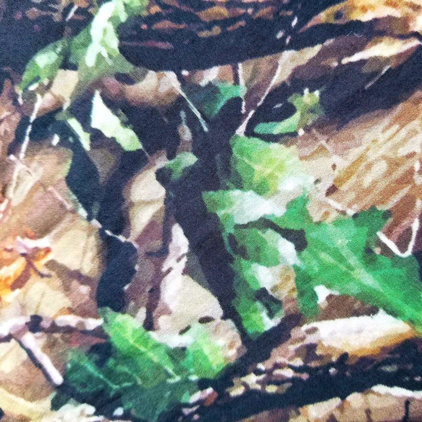 BAVOIR modèle camouflage, 100% coton et endos en ratine, ajustable à 3 snap, petits animaux de la forêt, fleurs, scène de la forêt, baby bib