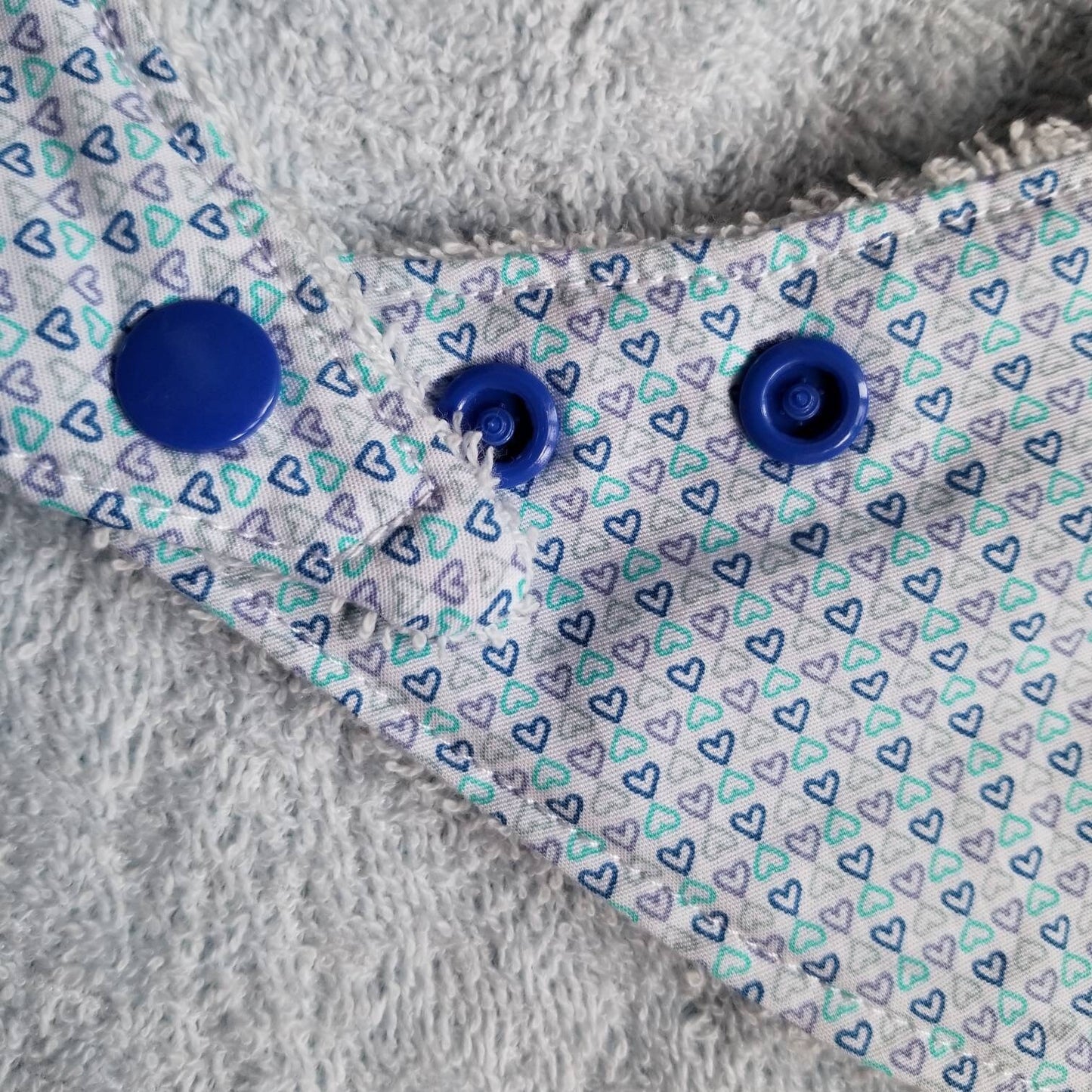 BAVOIR petits coeurs, 100% coton et endos en ratine, ajustable à 3 snap, petits animaux de la forêt, fleurs, scène de la forêt, baby bib