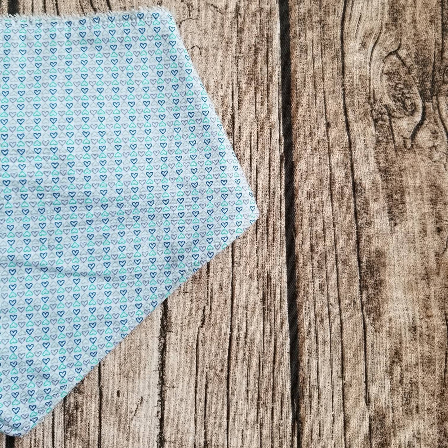 BAVOIR petits coeurs, 100% coton et endos en ratine, ajustable à 3 snap, petits animaux de la forêt, fleurs, scène de la forêt, baby bib