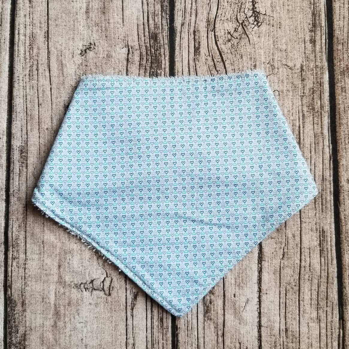 BAVOIR petits coeurs, 100% coton et endos en ratine, ajustable à 3 snap, petits animaux de la forêt, fleurs, scène de la forêt, baby bib