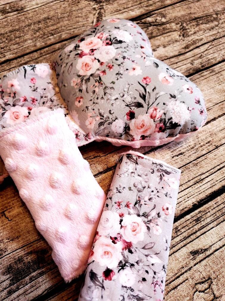 DUO pour bébé, coussin appui-tête et protège-sangles, modèle petites fleurs rose et doux minky, RÉVERSIBLE