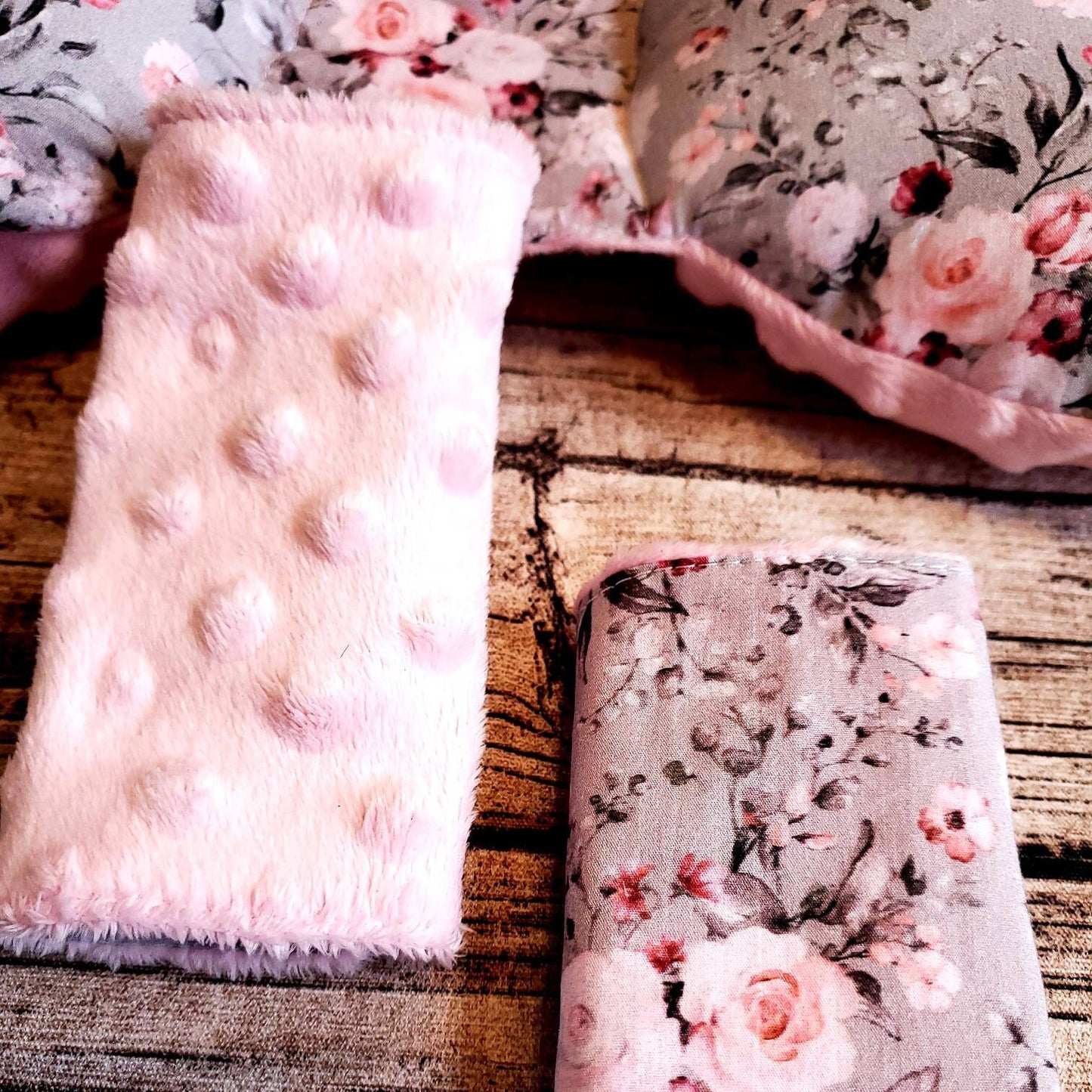 DUO pour bébé, coussin appui-tête et protège-sangles, modèle petites fleurs rose et doux minky, RÉVERSIBLE
