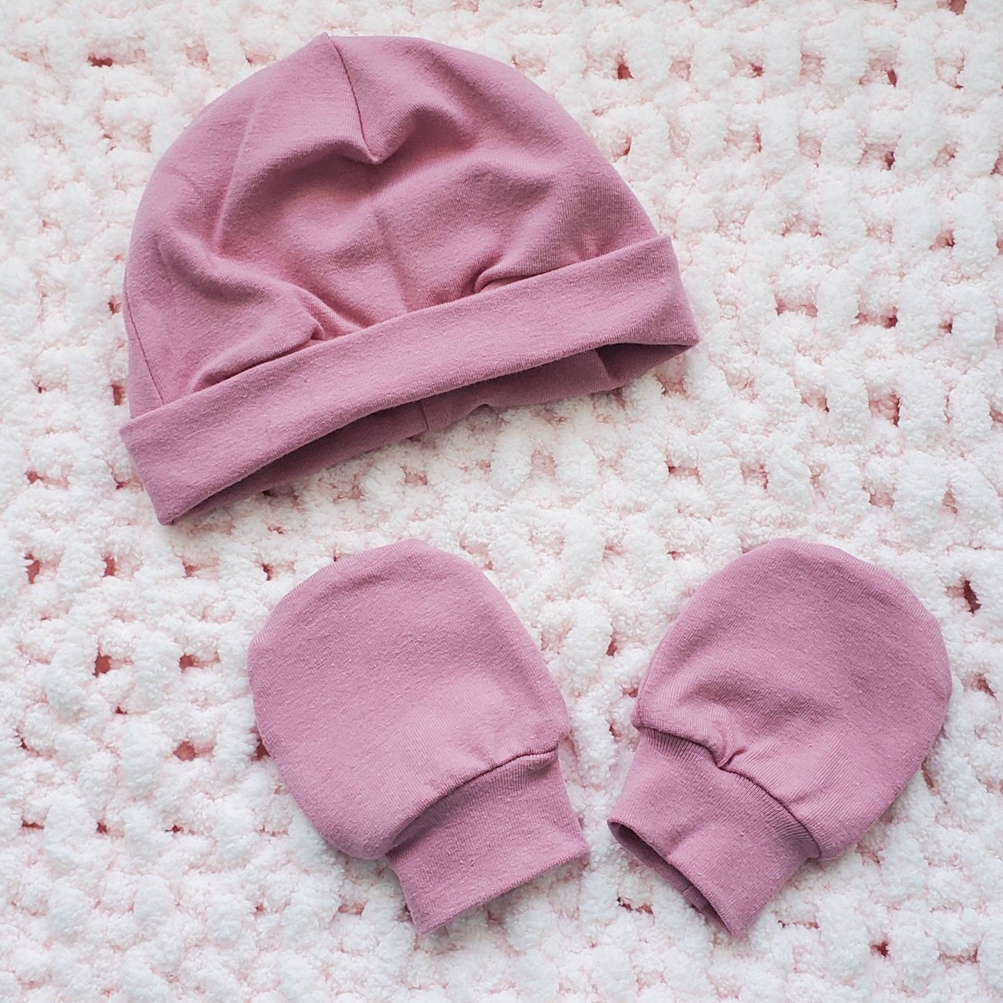 Bonnet et mitaines pour bébé, modèle rose vintage, extensible, plusieurs options et grandeurs, coton et lycra, fait à la main au Québec