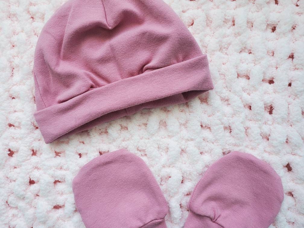 Bonnet et mitaines pour bébé, modèle rose vintage, extensible, plusieurs options et grandeurs, coton et lycra, fait à la main au Québec