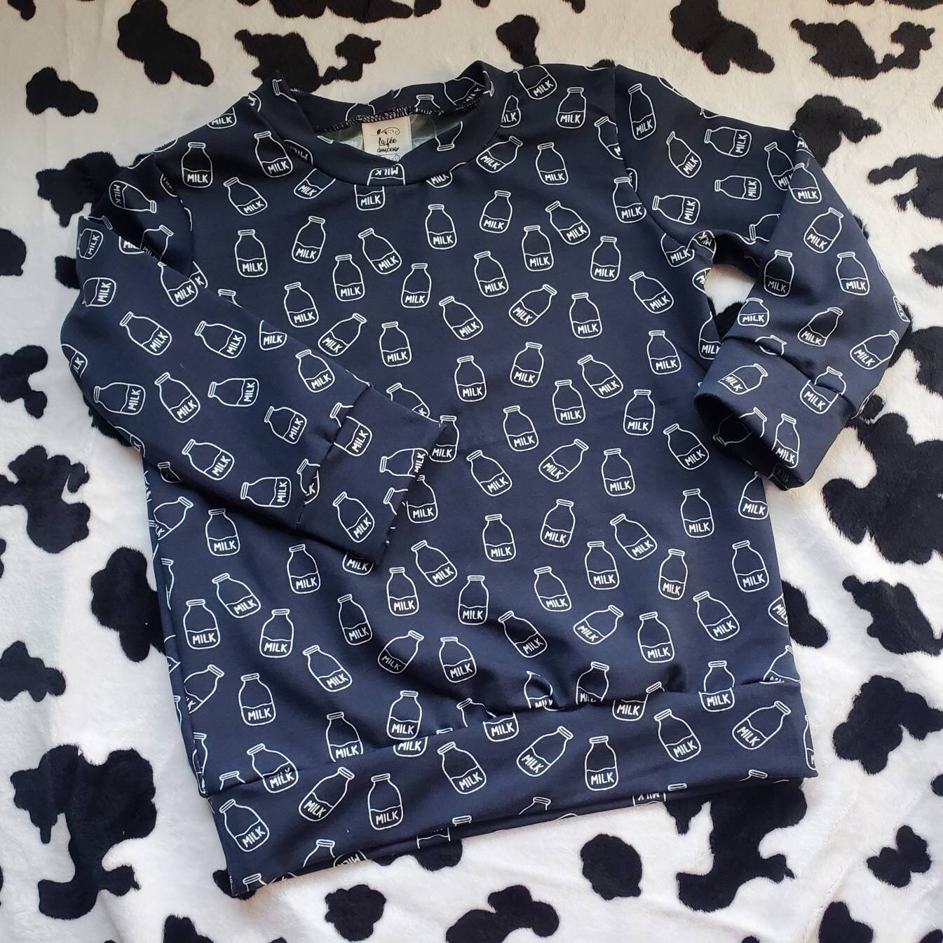 Chandail long modele LAIT, chandail col rond, manches longues, marine, petits motifs de bidons de lait blanc, coton lycra, extensible, doux
