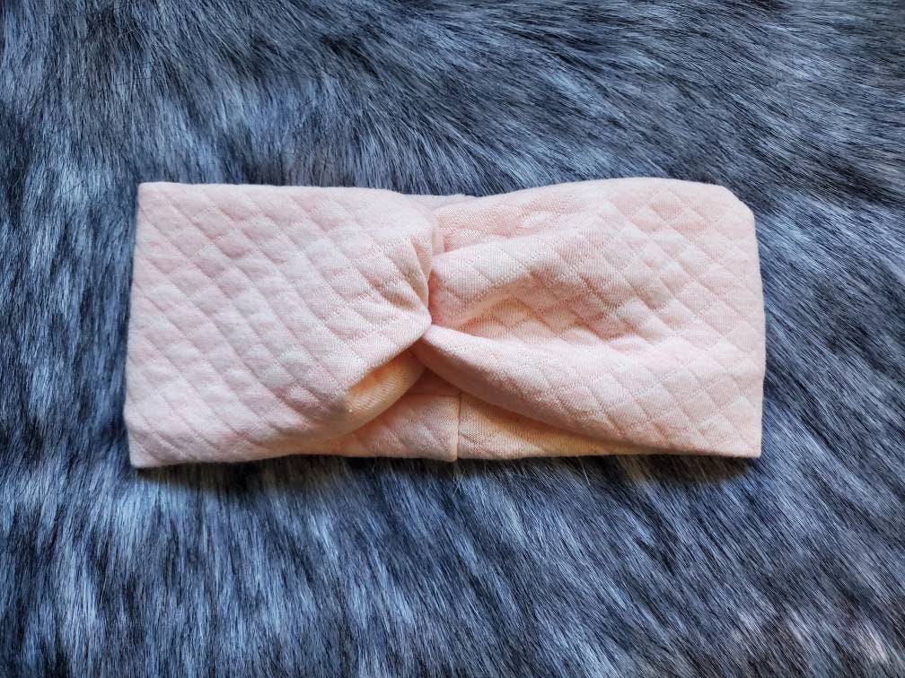 Bandeau chaud modèle rose pâle TWIST, bandeau en matelassé, motif de carré