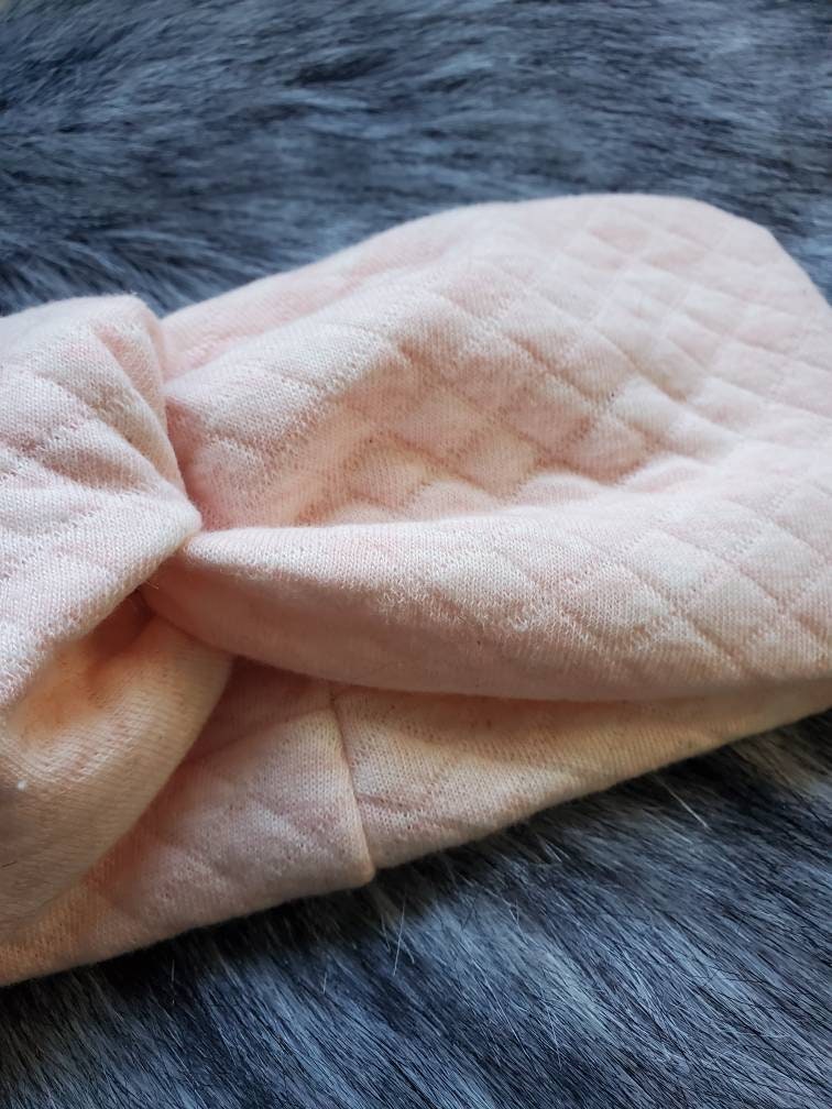 Bandeau chaud modèle rose pâle TWIST, bandeau en matelassé, motif de carré