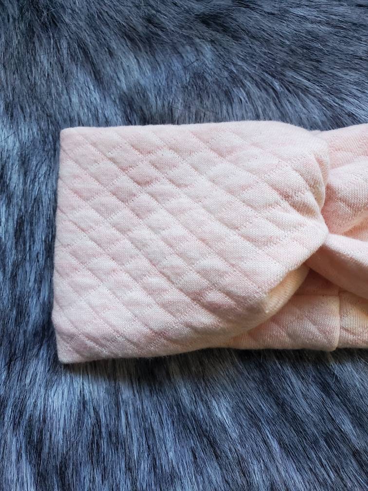 Bandeau chaud modèle rose pâle TWIST, bandeau en matelassé, motif de carré