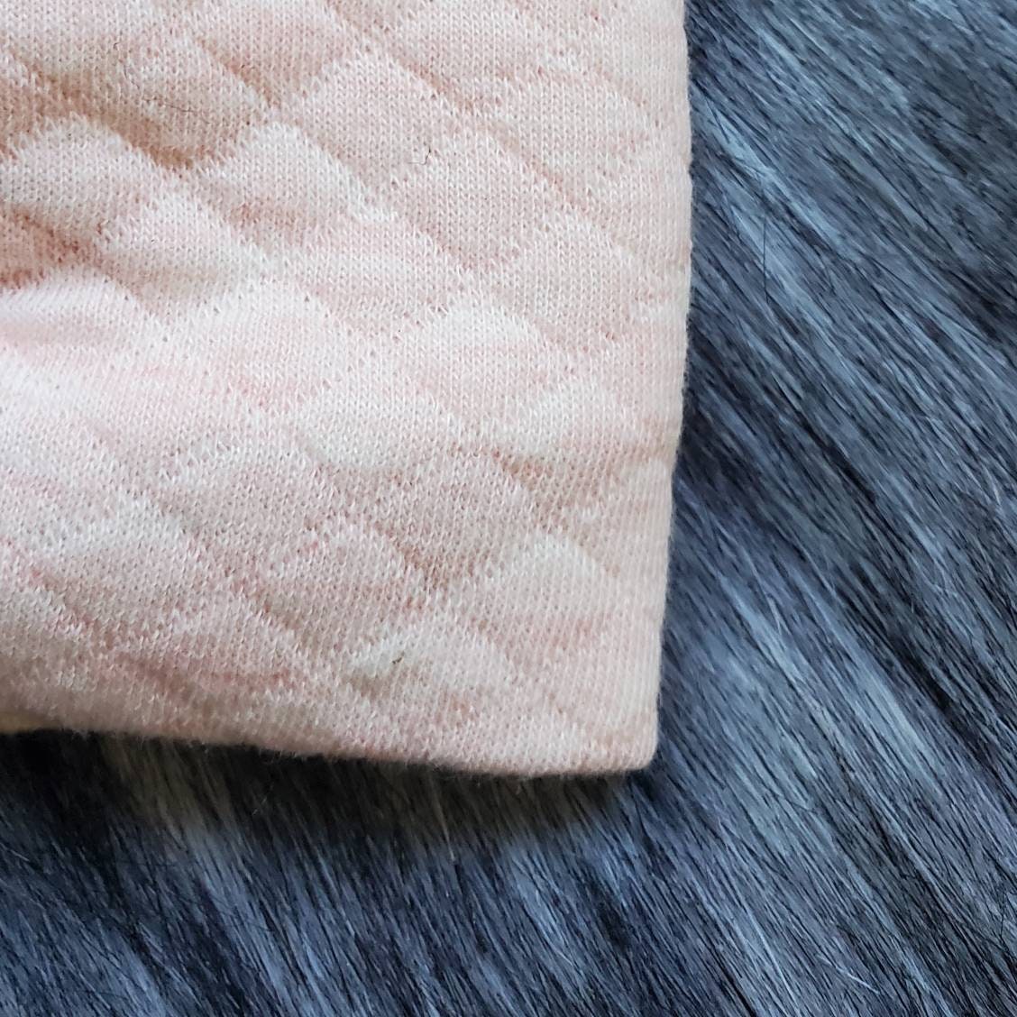 Bandeau chaud modèle rose pâle TWIST, bandeau en matelassé, motif de carré