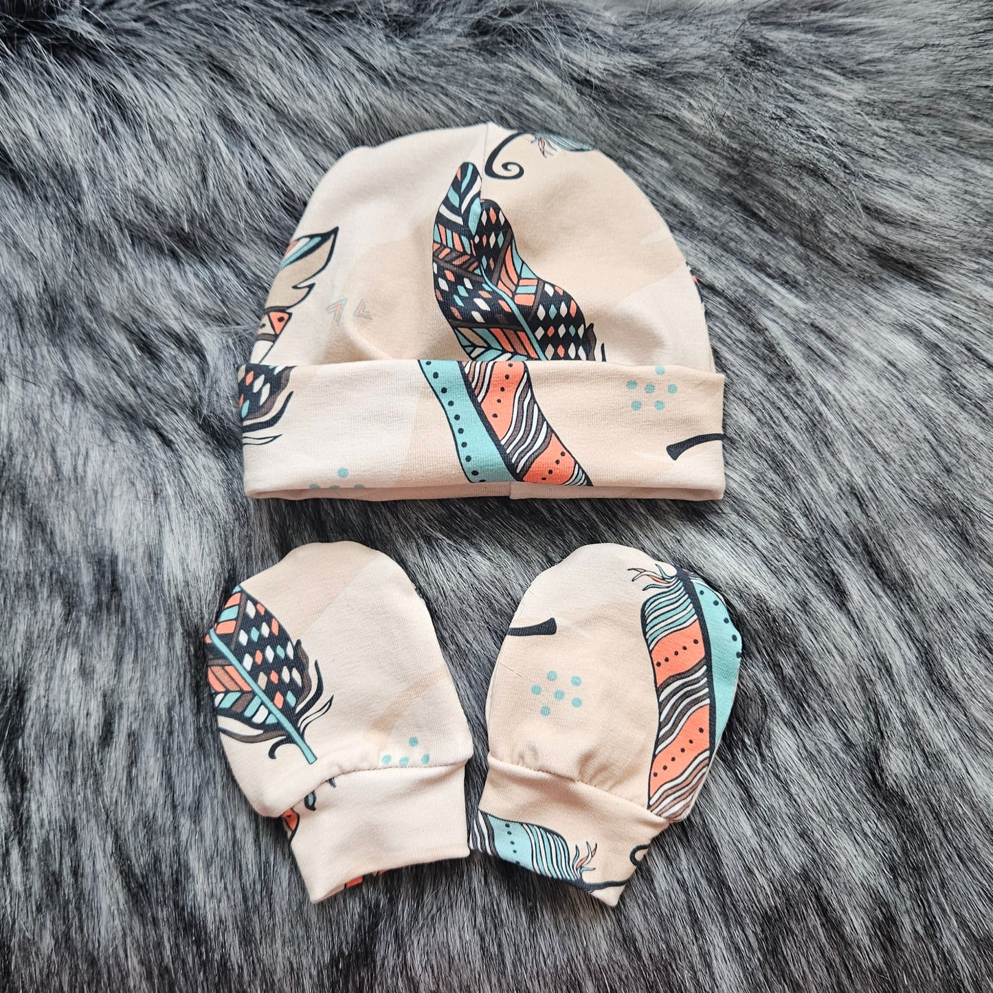 Ensemble tuque et mitaine pour bébé modèle plumes