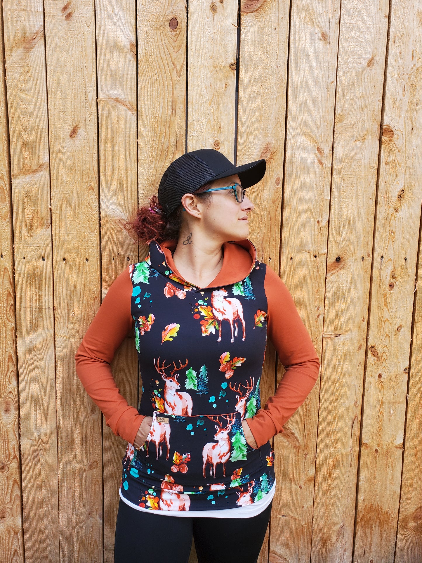 Hoodie CHEVREUIL, sweat à capuchon et a motif de chevreuils, motif exclusif à La Fée Douceur