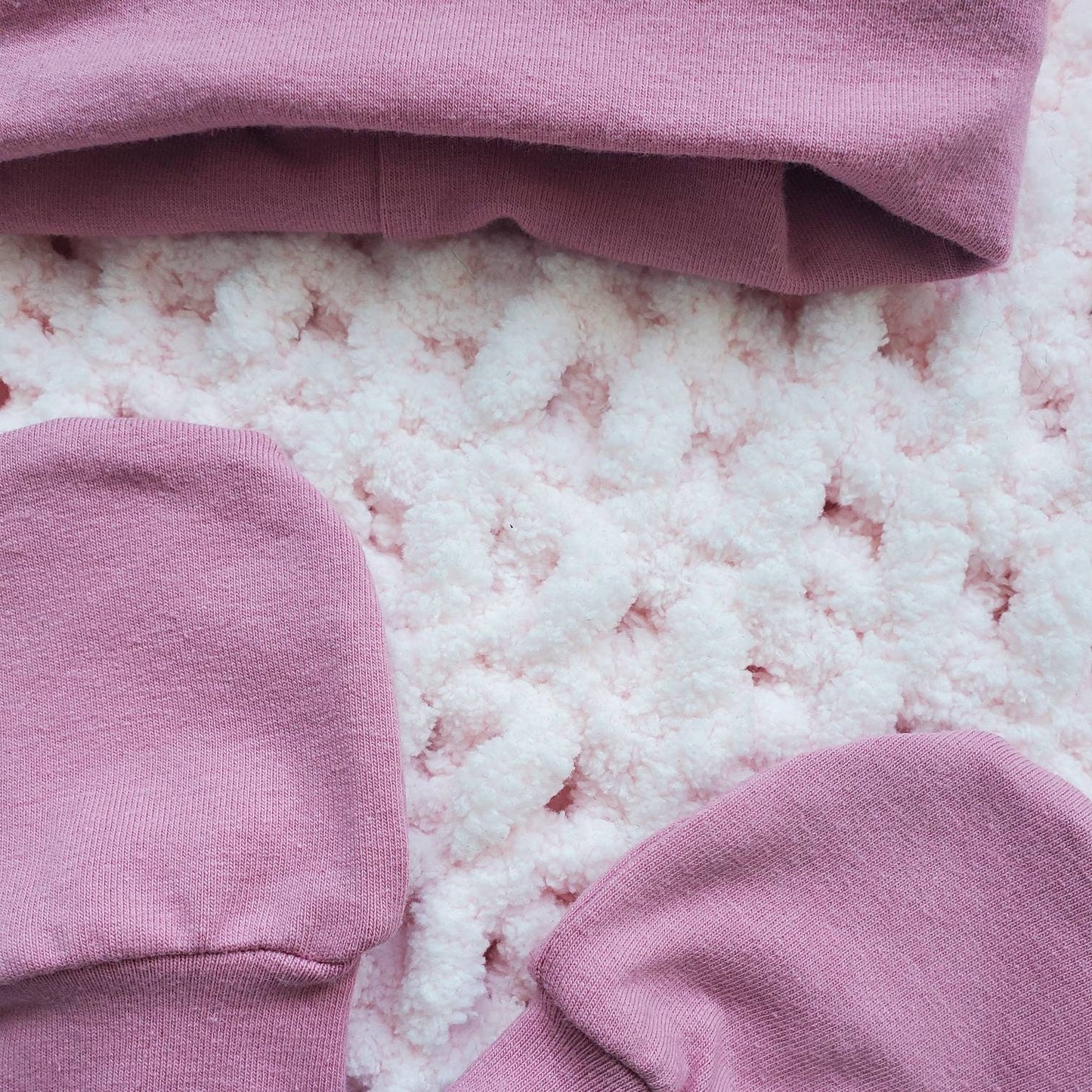 Bonnet et mitaines pour bébé, modèle rose vintage, extensible, plusieurs options et grandeurs, coton et lycra, fait à la main au Québec